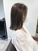 ナチュラルハイライトのグレージュ外ハネロブ20代30代前髪