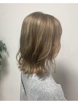 スタイル(STYLE) ふんわりミディアム　ハイトーンカラー　ベージュ