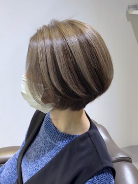 ロエ(loe) 白髪ぼかしコントラストハイライトボブ