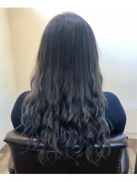 ヘアショップアルファ 色落ちしても可愛い!グレーなグラデーションカラー