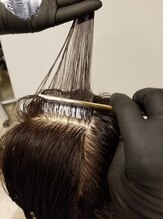 カラー剤だけではなく、塗布の仕方にもこだわります。