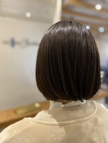 30代40代外ハネボブ耳だしショート白髪ぼかし
