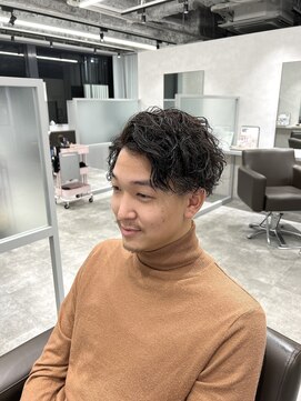 キートス(Kiitos) ツイストスパイラルパーマ　七三分けスタイル