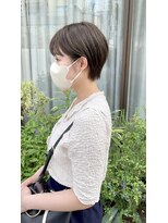 ミィ 表参道(mee.)&nbsp;【mee.】ヤジマ　耳掛けショート　オリーブグレージュ