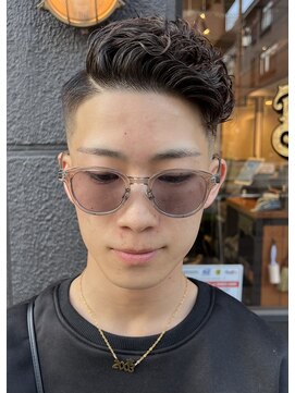 スワッグバーバースタジオ(SWAG BARBER STUDIO) サイドパートスキンフェード