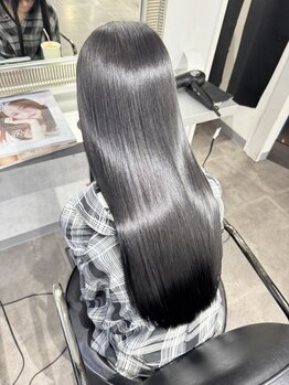 ホリー(HOLLY)の写真/【KAMICHARISMA】トリートメント部門受賞！ワンランク上の髪質、内部から補修し、しなやかな髪へ◎