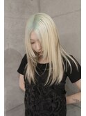 淡いグリーンのルーツカラーとブロンド