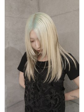 オーオシカシカスペース(OOO YY Space) 淡いグリーンのルーツカラーとブロンド