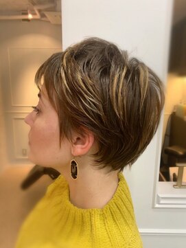 ダマーニ 表参道(DAMANI) ショート×ハイライトカラー。キュート耳かけフレンチショート。