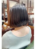 前下がり丸みツヤ髪ショートボブ 暗色ブラウン