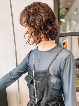 ヴヴ(Bub) ブラウンカラー 強めパーマ ブリーチ 束感 ボブパーマ 20代 10代