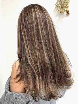 リングバイモアムー(Ring by Moremuu) issy  赤味抑えて　素敵なハイライト