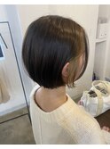 ショートボブ×イヤリングカラー(くすみベージュ)