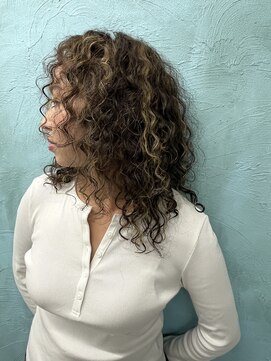 カー(KAH) 海外ガールみたいなカーリーヘア