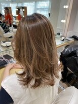 ネオリーブ チロル 横浜西口店(Neolive CiroL.)&nbsp;ハイライト　柔らかベージュカラー　レイヤーカット