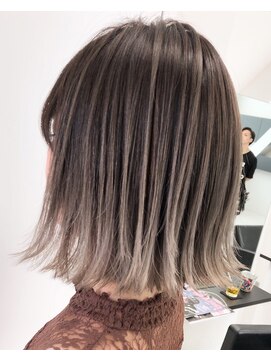 アライブ キチジョウジ(ALIVE Kichijoji) エアータッチバレイヤージュ白髪ぼかし／ケアブリーチハイライト