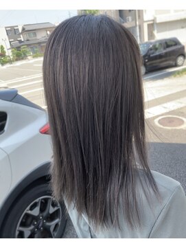 クオリア(Quaria) ナチュラルなハイライトで色落ちも楽しめるグレージュヘア