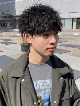 マグカーネ バイ フィフス(Mag KANE by fifth) 波巻きスパイラルパーマメンズマッシュセンターパート刈り上げ