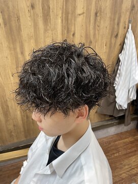 ヒロ(HiLO) スペインカール　スキンフェードショートスタイル