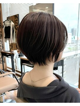 アフロート ルヴア(AFLOAT RUVUA) 《岩田莉奈》ハイライトで白髪ぼかし★くびれショートボブ 新宿