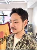 くせ毛を活かしたメンズ刈り上げアップバングショート