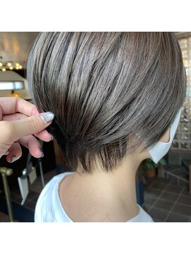 ピースリーヘア バイ カーサ(peathree.hair by CASA) メリハリショート×モノトーンカラー