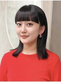個性派モードなワイドバング切りっぱなし黒髪ミディアムロブ