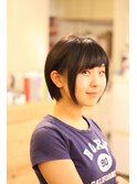 ショートボブ耳にかける