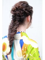 ネオリーブルカ 御茶ノ水店(Neolive Luca)&nbsp;ハーフアップフィッシュボーン編み込み袴着物スタイル