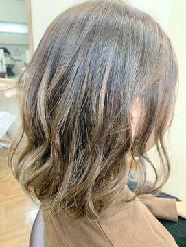 シロ(siro) ハイライト×柔らかボブ