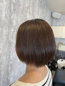 イーラ(E-LA) 丸みボブのスモーキーブラウン