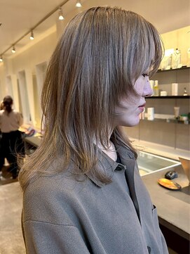 ブクレット(Bouclettes) 透明感ミルクティーアッシュ/レイヤーカット/顔まわりカット