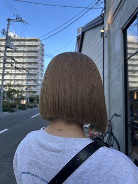 ロロネー 中津(Lolonois) 前下がりパツっとボブ + 1ブリーチ ミルクティーベージュ