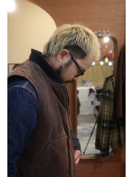 エディ(Edy) ウルフカット抜きっぱなしブロンド刈り上げメンズ眉毛カット岡山