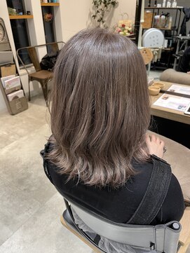 ビヨウシツ ポスタ プラチナベージュ　正木ゆかり