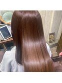 触れたくなる、うるツヤ質感のストレートロング/髪質改善