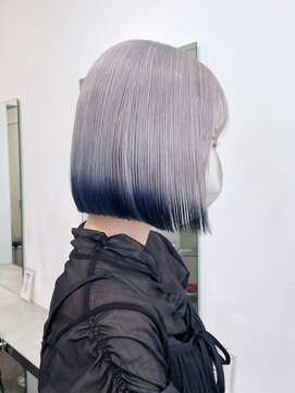 ジーナ オモテサンドウ(XENA) シルバーカラー×裾カラー×ネイビーカラー×ハイトーンボブ