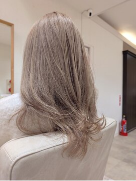 ハイトーンベージュ×レイヤースタイル