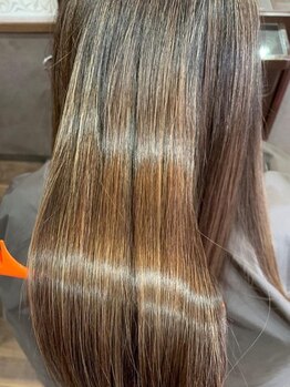 極上のストレートで憧れのうる艶髪が叶う！柔らかな触り心地のシルクストレートに♪