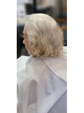 エムプラス(M+) グレイヘア　ナチュラルパーマ