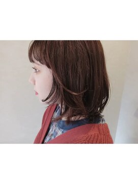 手と髪 かろやかボブ