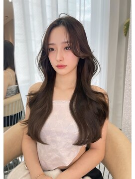 リリー(Lilley) くすみベージュ×小顔レイヤー×韓国風巻き【ayana】