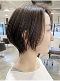 大人ショートボブ白髪ぼかしハイライト顔周りレイヤー丸みボブ