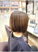 重みと丸みのあるショートボブスタイル