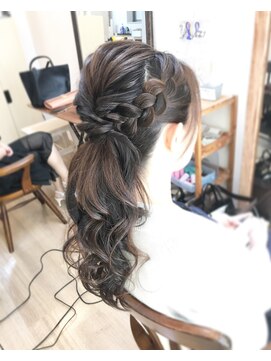 ロカット サロン(Roquat Salon) 編み込みローポニーアレンジ【ヘアセット　立川/立川南口】