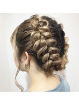 ビレット(BILLET)&nbsp;編み込みアレンジスタイル