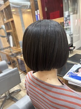 スタジオ アルファプラス 日暮里店(studio α+) ステップボーンカットカットボブショートハイライト白髪ぼかし