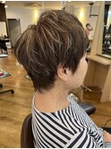 白髪ぼかしメッシュショート