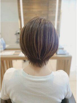 ロハスバイケンジ(LOHAS by KENJE) ショートボブの白髪ぼかしハイライト　小田急相模原