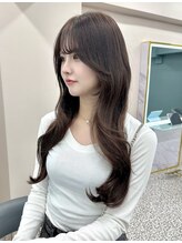 「外巻きひとつで完成。くびれが映える韓国レイヤーカット。」